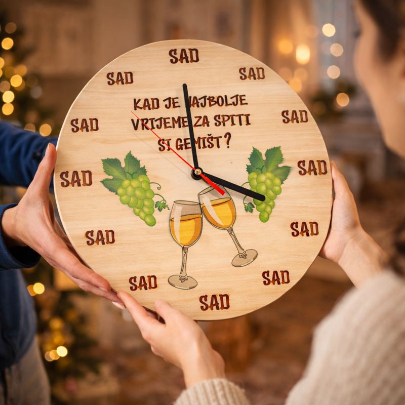 Drveni zidni sat GEMIŠT – originalni poklon za vinoljupce i ljubitelje gemišta