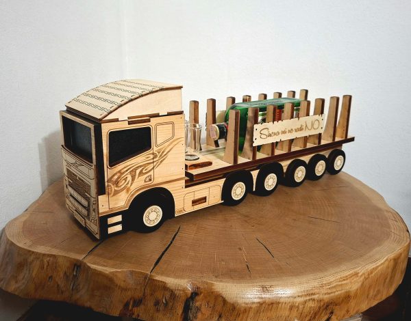 Personalizirani kamion s prikolicom za bocu – poklon za vozača kamiona