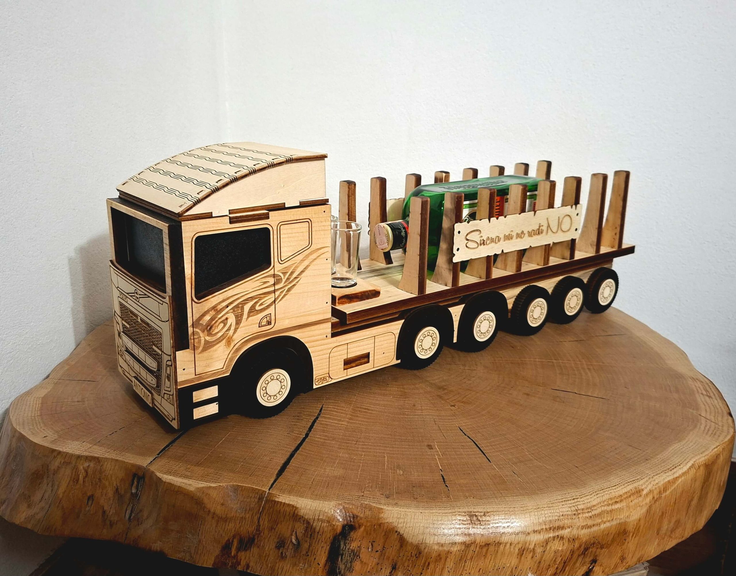 Personalizirani kamion s prikolicom za bocu – poklon za vozača kamiona