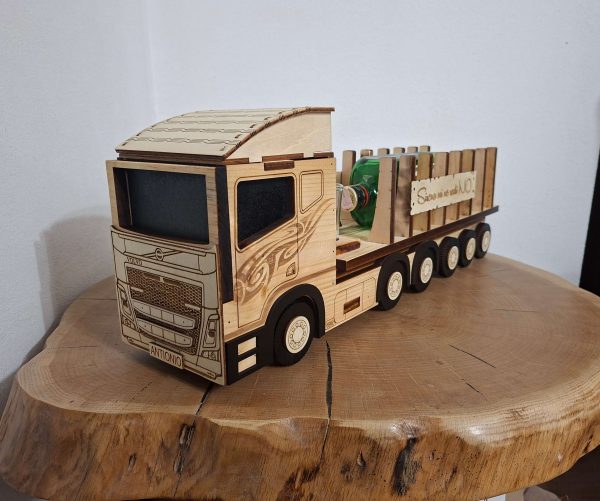 Personalizirani kamion s prikolicom za bocu – poklon za vozača kamiona