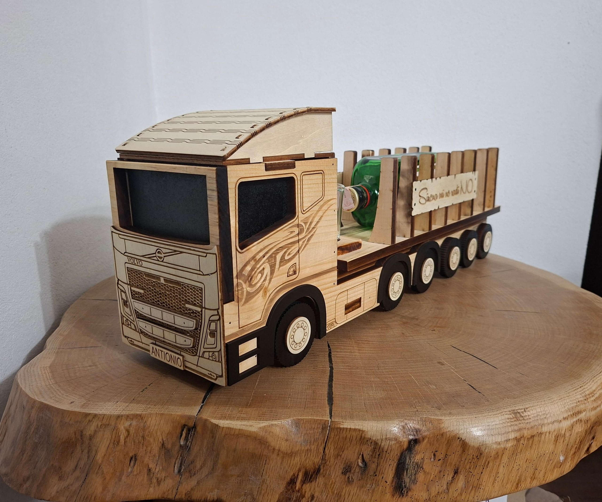 Personalizirani kamion s prikolicom za bocu – poklon za vozača kamiona