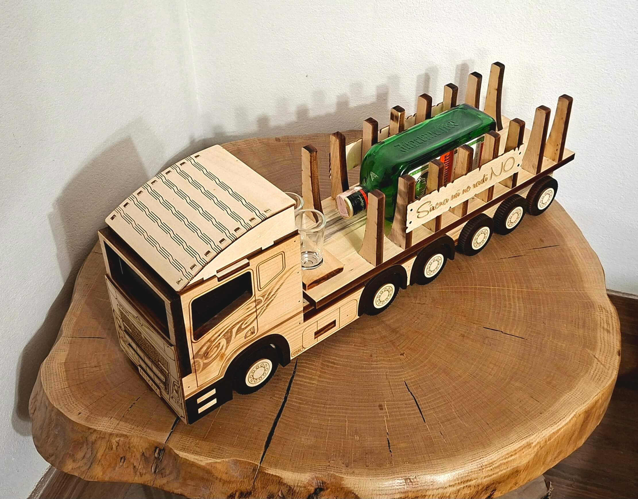 Personalizirani kamion s prikolicom za bocu – poklon za vozača kamiona