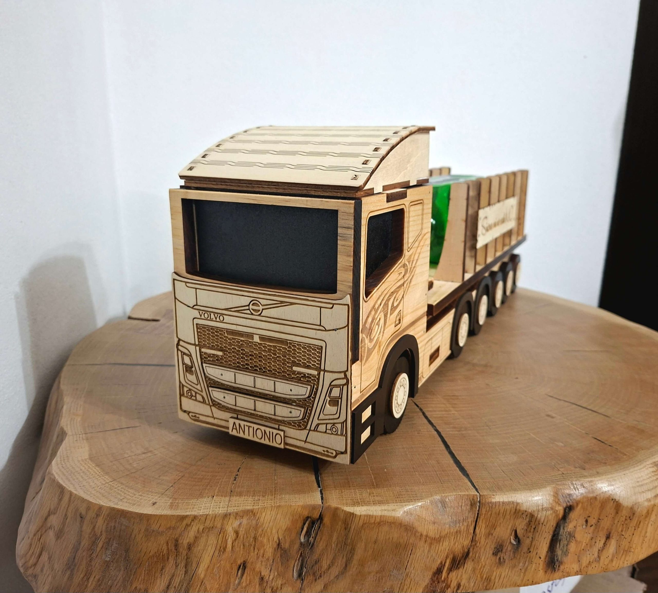 Personalizirani kamion s prikolicom za bocu – poklon za vozača kamiona