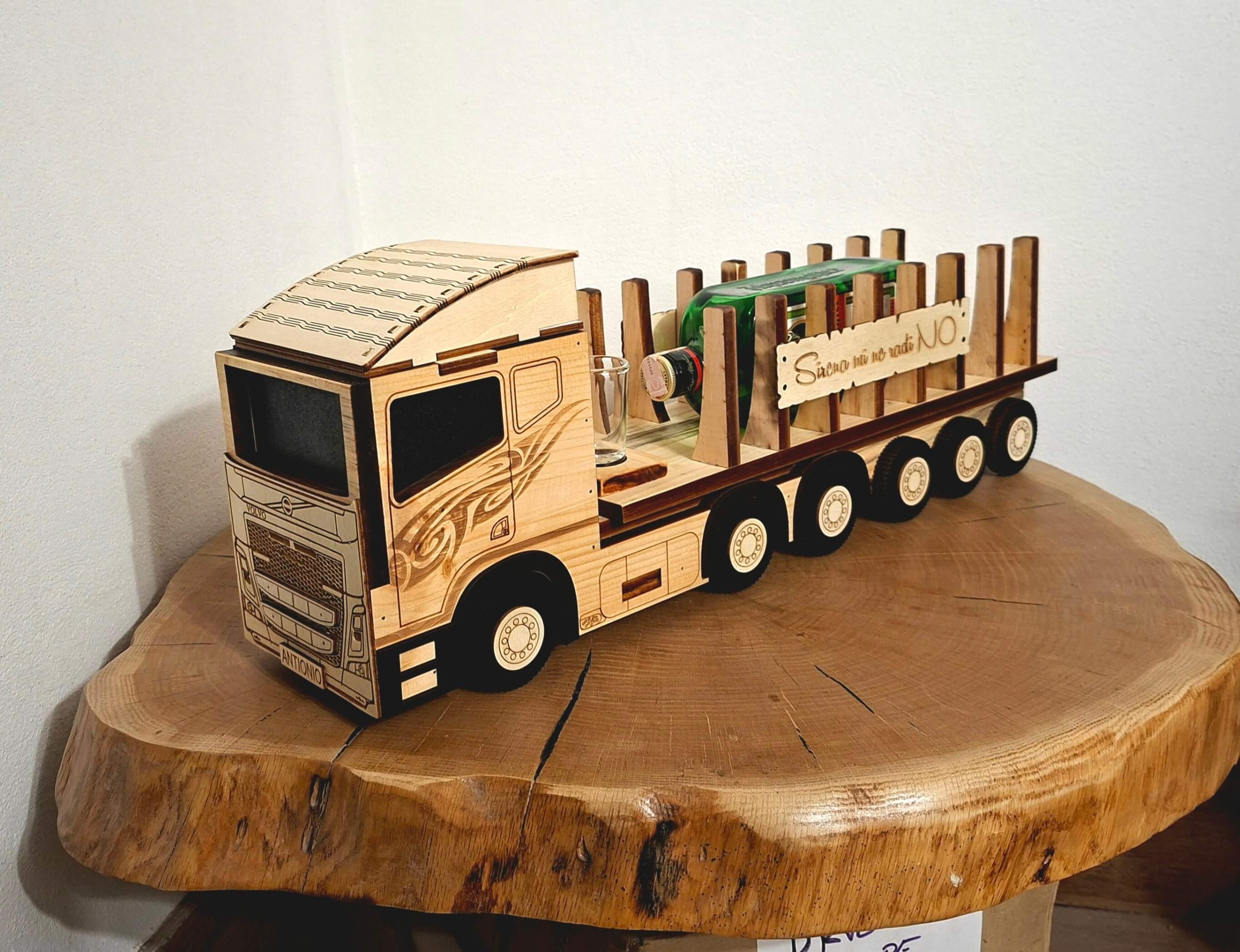 Personalizirani kamion s prikolicom za bocu – poklon za vozača kamiona