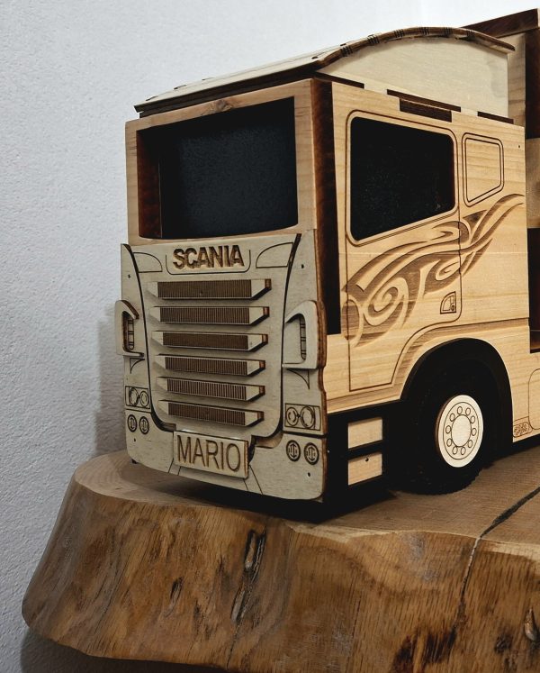 Personalizirani kamion s prikolicom za bocu – poklon za vozača kamiona