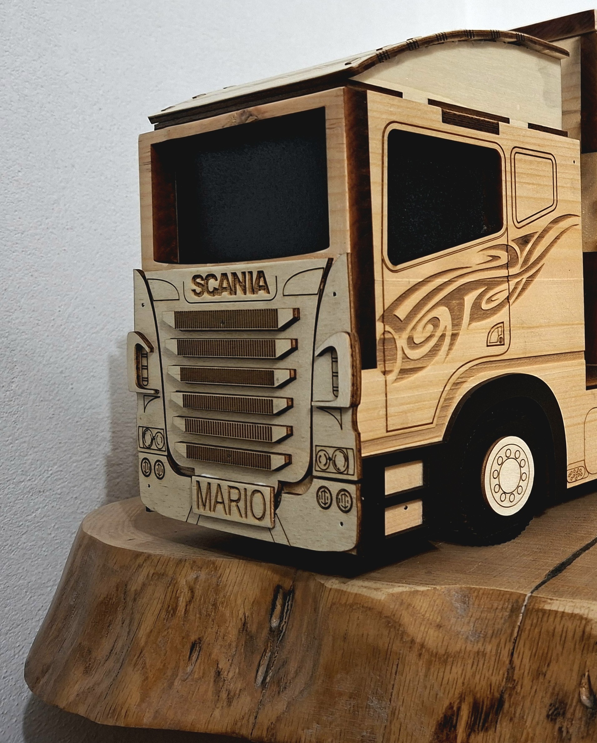 Personalizirani kamion s prikolicom za bocu – poklon za vozača kamiona