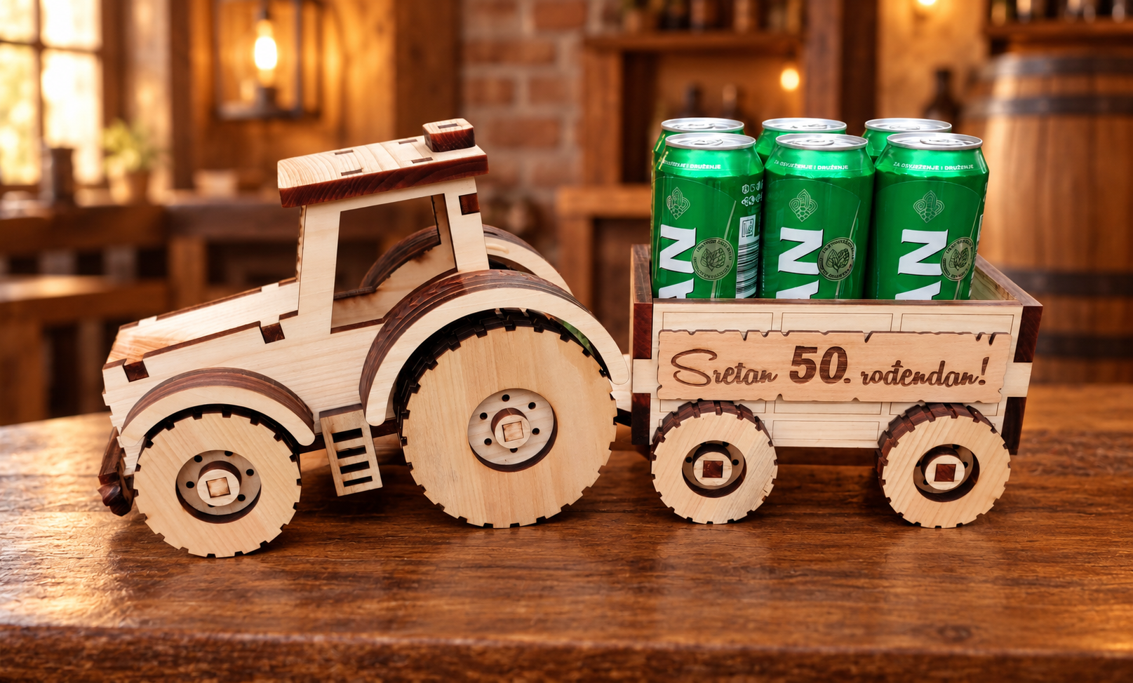 Personalizirani drveni traktor s prikolicom za limenke – poklon za 50. rođendan