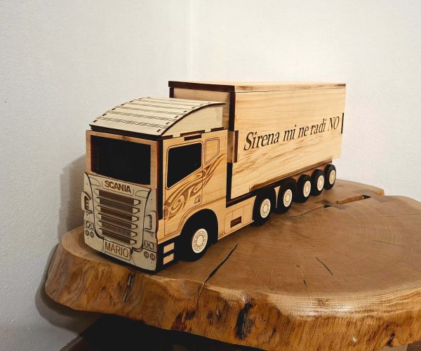 Personalizirani drveni šleper s prikolicom za bocu – poklon za vozača kamiona