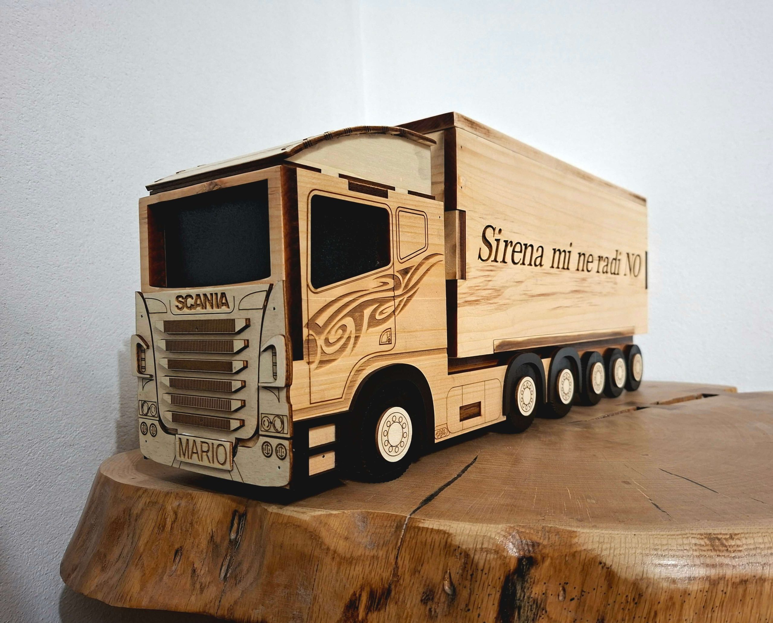 Personalizirani drveni šleper s prikolicom za bocu – poklon za vozača kamiona