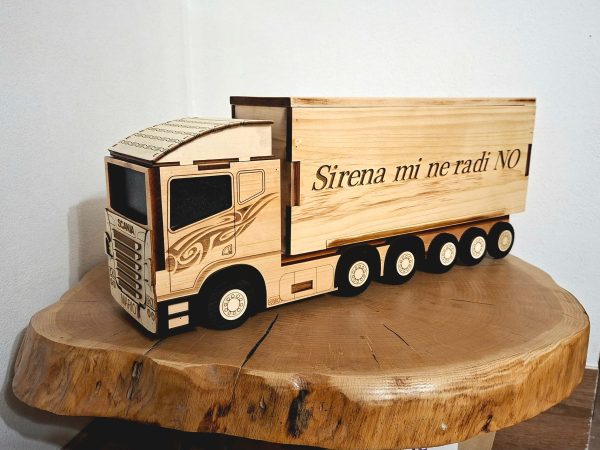 Personalizirani drveni šleper s prikolicom za bocu – poklon za vozača kamiona