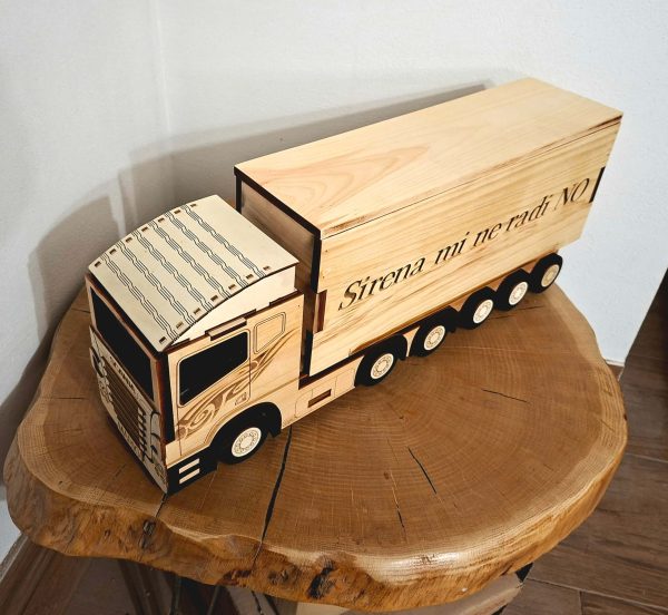 Personalizirani drveni šleper s prikolicom za bocu – poklon za vozača kamiona