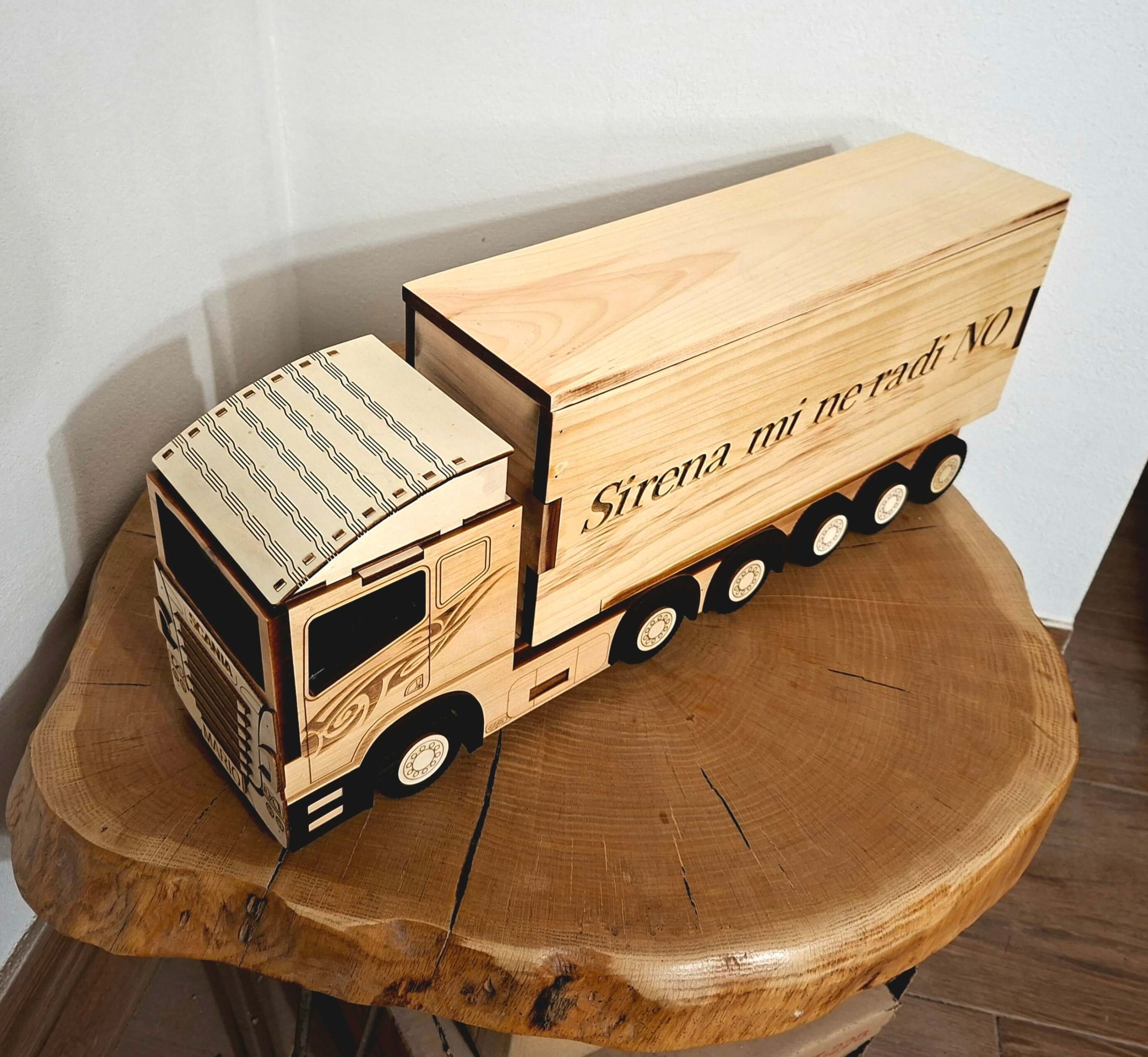 Personalizirani drveni šleper s prikolicom za bocu – poklon za vozača kamiona