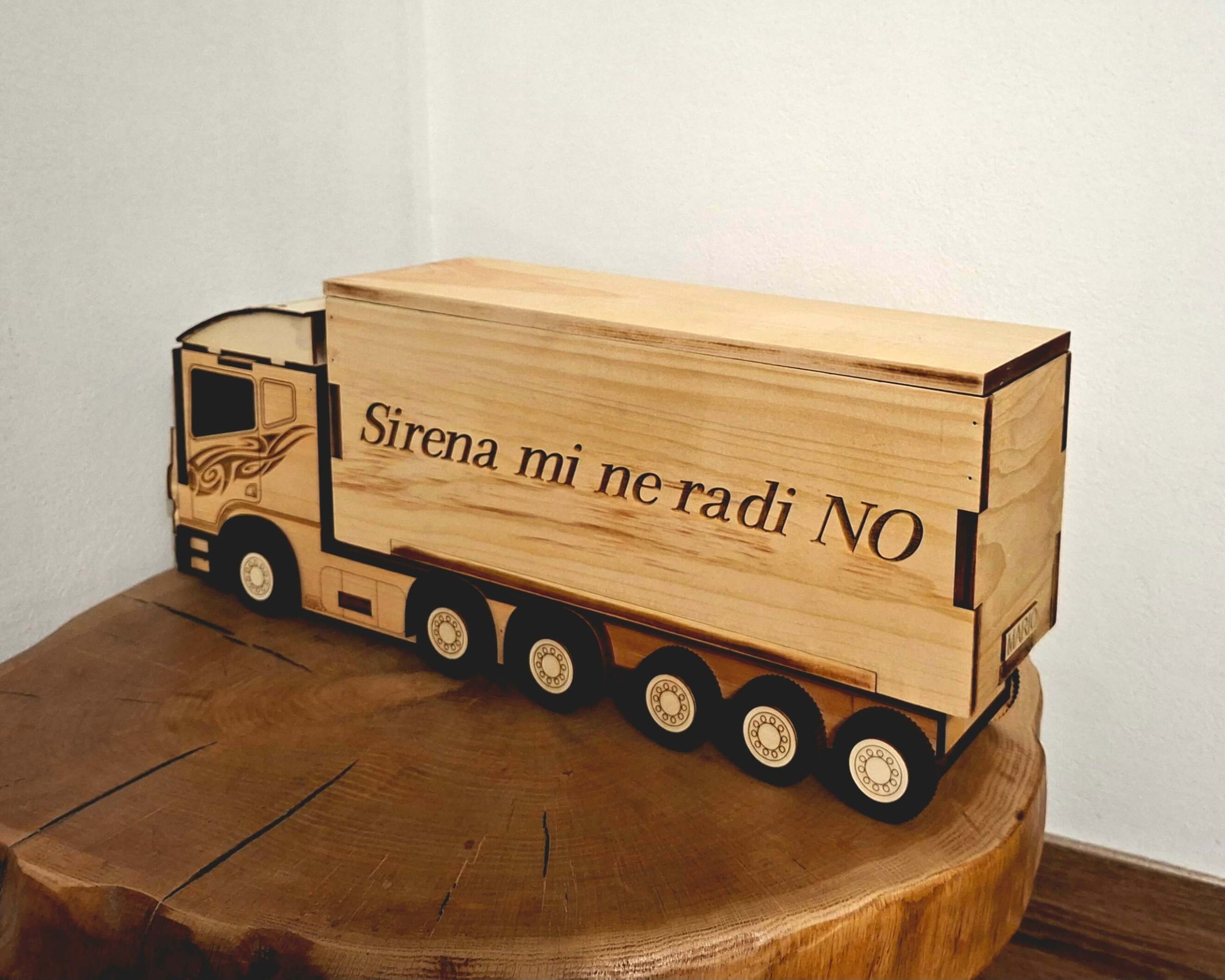 Personalizirani drveni šleper s prikolicom za bocu – poklon za vozača kamiona