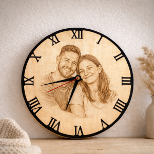 Personalizirani zidni sat s fotografijom – Drveni sat s laserskom gravurom