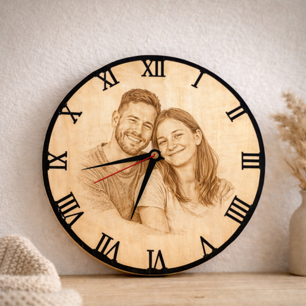 Personalizirani zidni sat s fotografijom – Drveni sat s laserskom gravurom