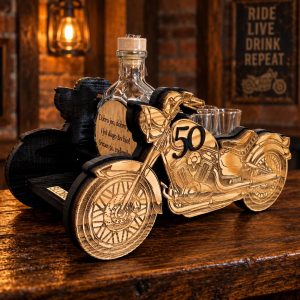 Personalizirani drveni motor s bocom i čašicama – poklon za 50. rođendan