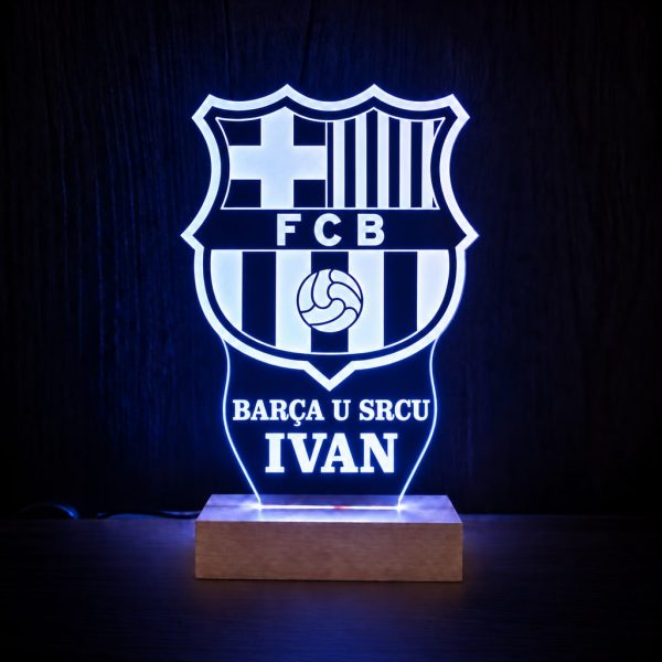 Barcelona ambijentalna lampa na drvenom postolju s gravurom BARÇA U SRCU IVAN i plavim LED osvjetljenjem