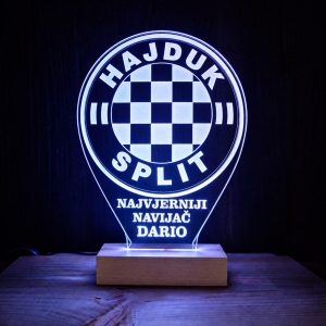 Hajduk ambijentalna lampa na drvenom postolju s natpisom NAJVJERNIJI NAVIJAČ DARIO i plavim osvjetljenjem