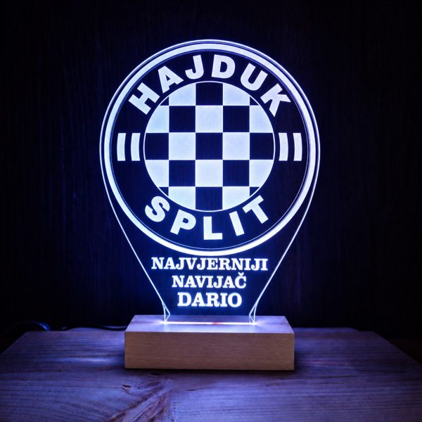 Hajduk ambijentalna lampa drveno postolje Dario Hajduk ambijentalna lampa na drvenom postolju s natpisom NAJVJERNIJI NAVIJAČ DARIO i plavim osvjetljenjem