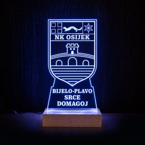 Osijek ambijentalna lampa na drvenom postolju s gravurom BIJELO-PLAVO SRCE DOMAGOJ i plavim LED osvjetljenjem
