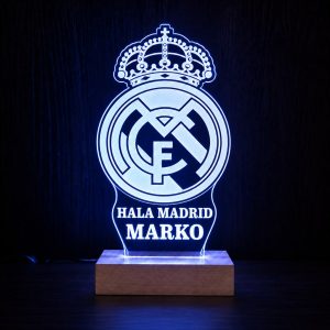 Real Madrid ambijentalna lampa na drvenom postolju s gravurom HALA MADRID MARKO i plavim LED osvjetljenjem