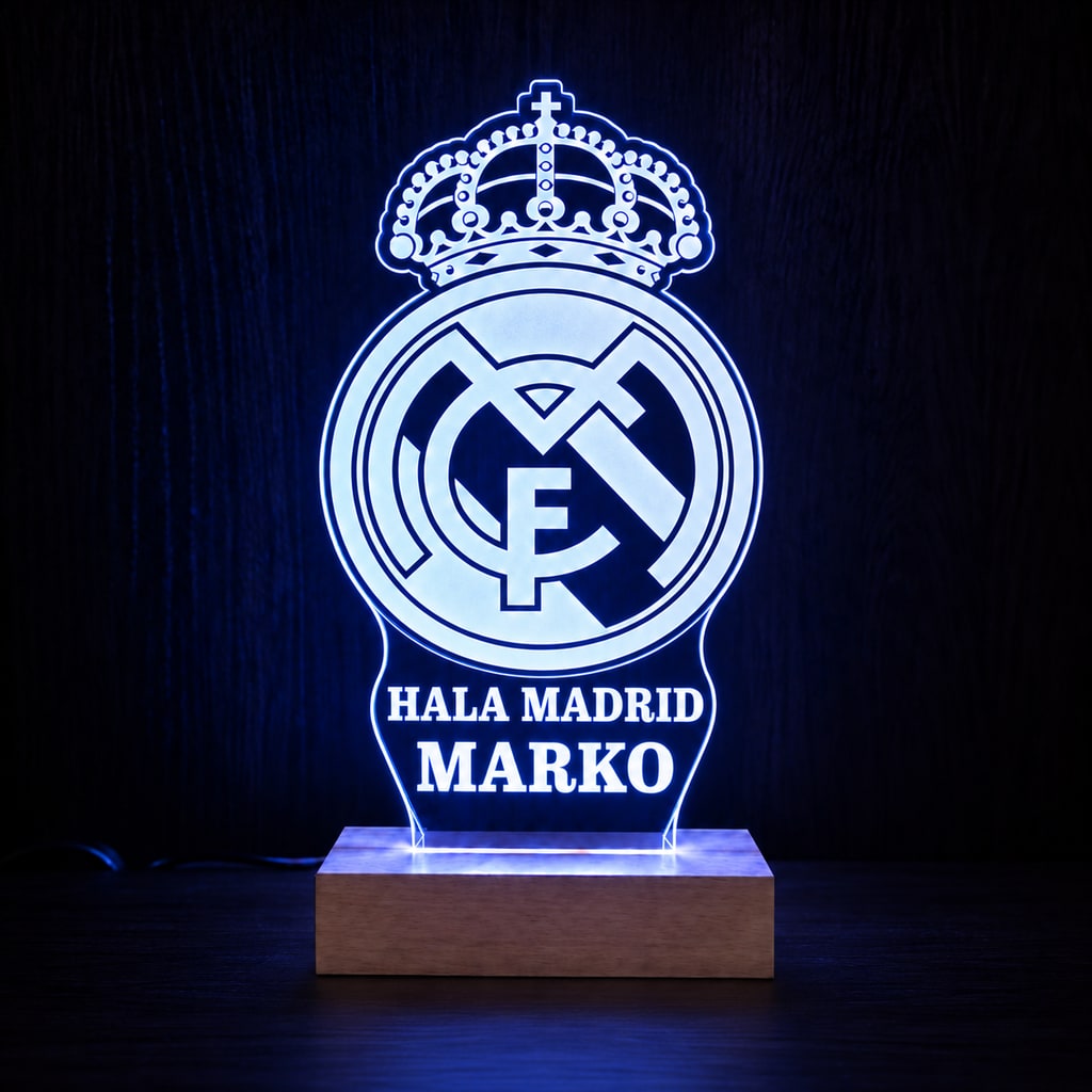 Real Madrid ambijentalna lampa na drvenom postolju s gravurom HALA MADRID MARKO i plavim LED osvjetljenjem