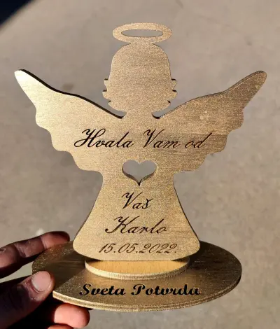 Drvena zahvalnica za goste s motivom anđela na postolju, personalizirana gravura