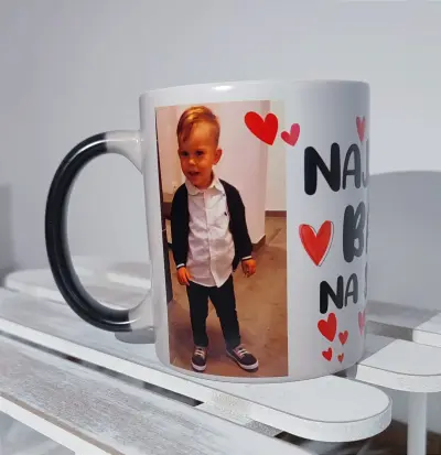 Čarobna šalica sa slikom i natpisom najbolja mama, tata, baka, djed